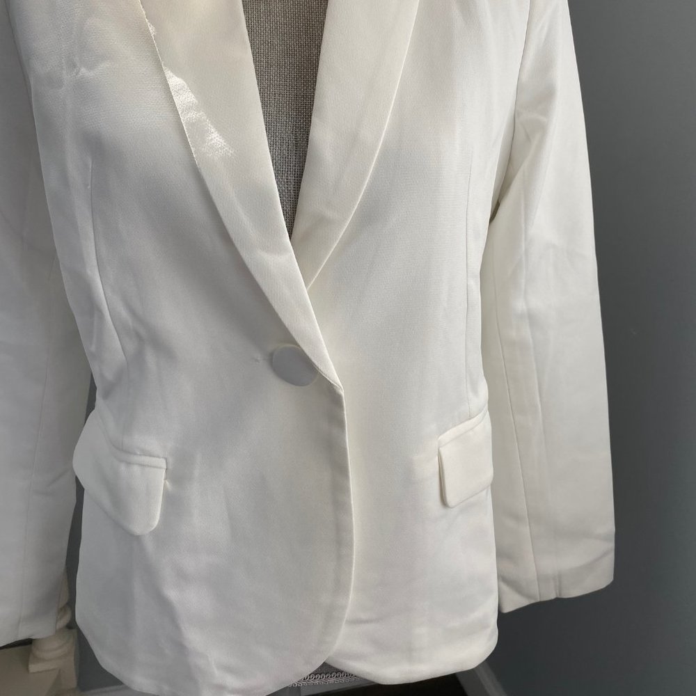 A Beautiful Like New White Blazer size Small - Picture 2 of 4